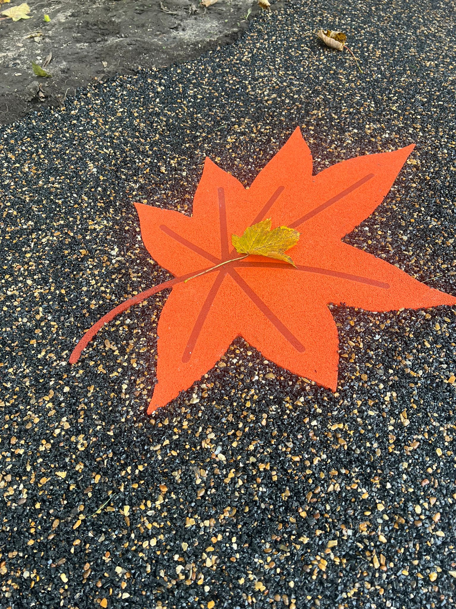 Natural Wetpour leaf design for primary school safety flooring